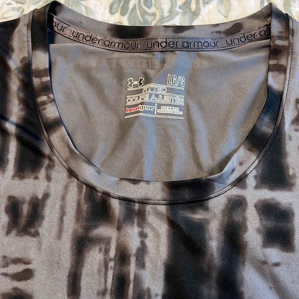 Under armour. Dry fit jogging logging sleeve shirt.